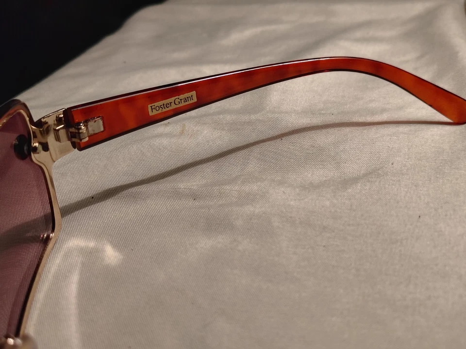 Gafas de sol estilo FOSTER GRANT Y2K lentes tintadas rosa marco oscuro brazos ámbar Foto 3 de 4