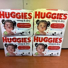 Huggies Snug & Dry Disney Baby Diapers Size 4 (108 Total)