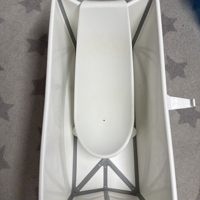 Stokke Flexi Bath Baby Badewanne mit Neugeboreneneinsatz -Weiß- Klein verstaubar