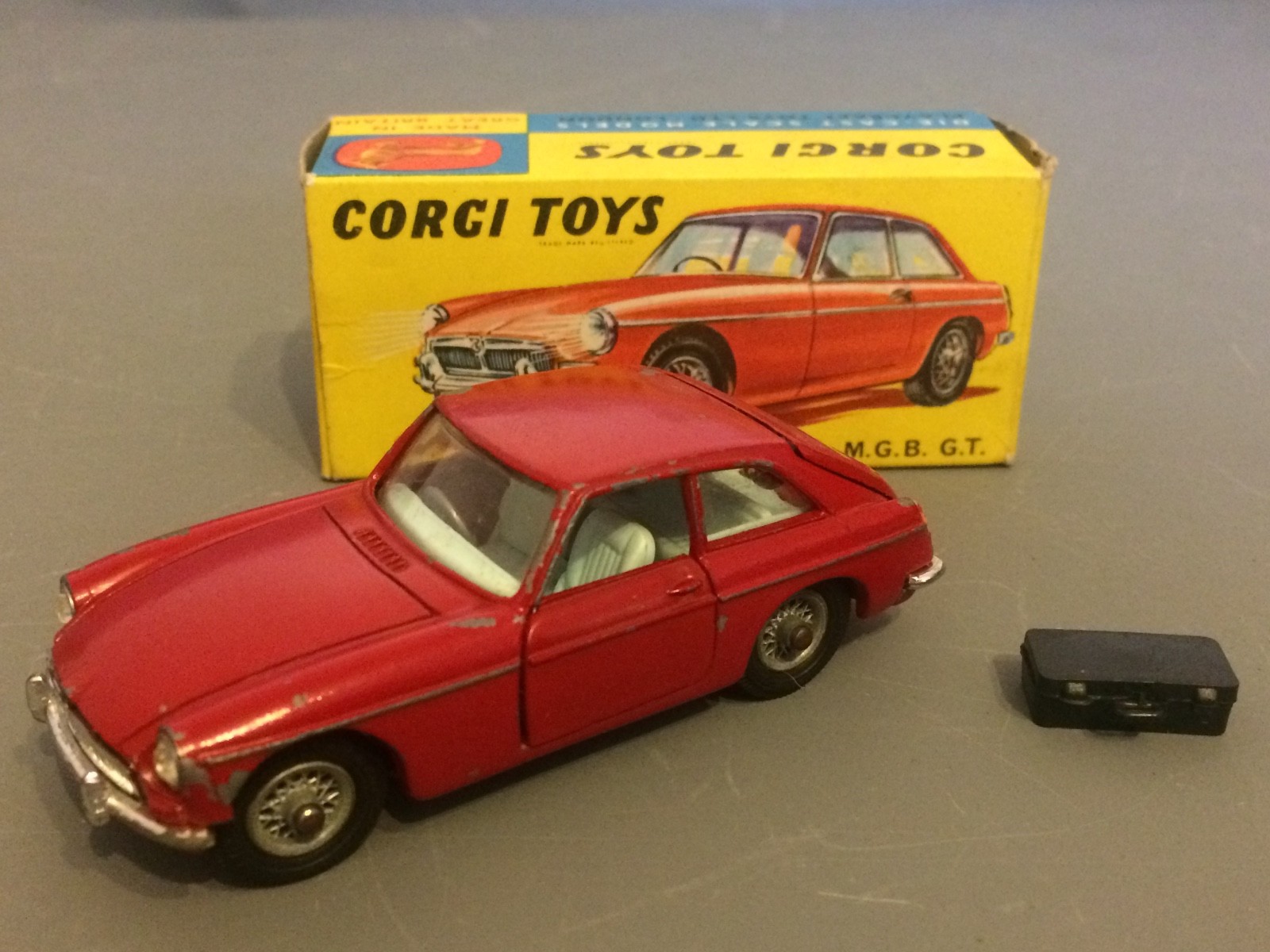 CORGI 327 MGB MGB MGB GT vintage voiture avec valise en boîte d'origine 4758d0 CORGI 327 MGB MGB MGB GT vintage voiture avec valise en boîte d'origine 4758d0