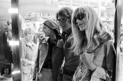 Yves Saint Laurent designer pictured outside his first London Rive- 1969 Photo 4