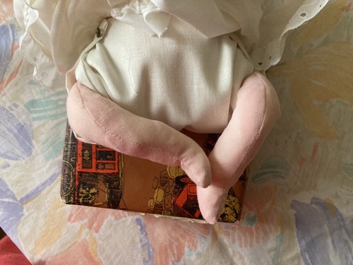 Seltene Babypuppe 9 Zoll realistischer Porzellankopf & Arme. Beine Stoffkörper Neugeborenes Säugling. - Bild 6 von 7
