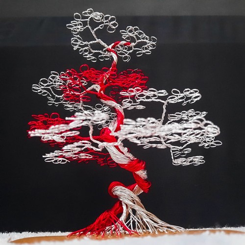 Sculpture en fil d'arbre bonsaï œuvre d'art originale rouge avec décoration maison argentée. - Photo 2 sur 6