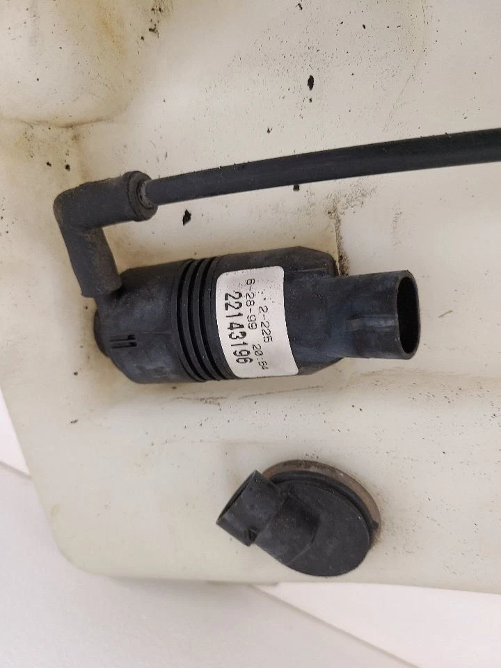 99-05 GMC SIERRA 1500 PICKUP Washer Reservoir With Low Level Indicator 12487670 — 第 3/4 张图片