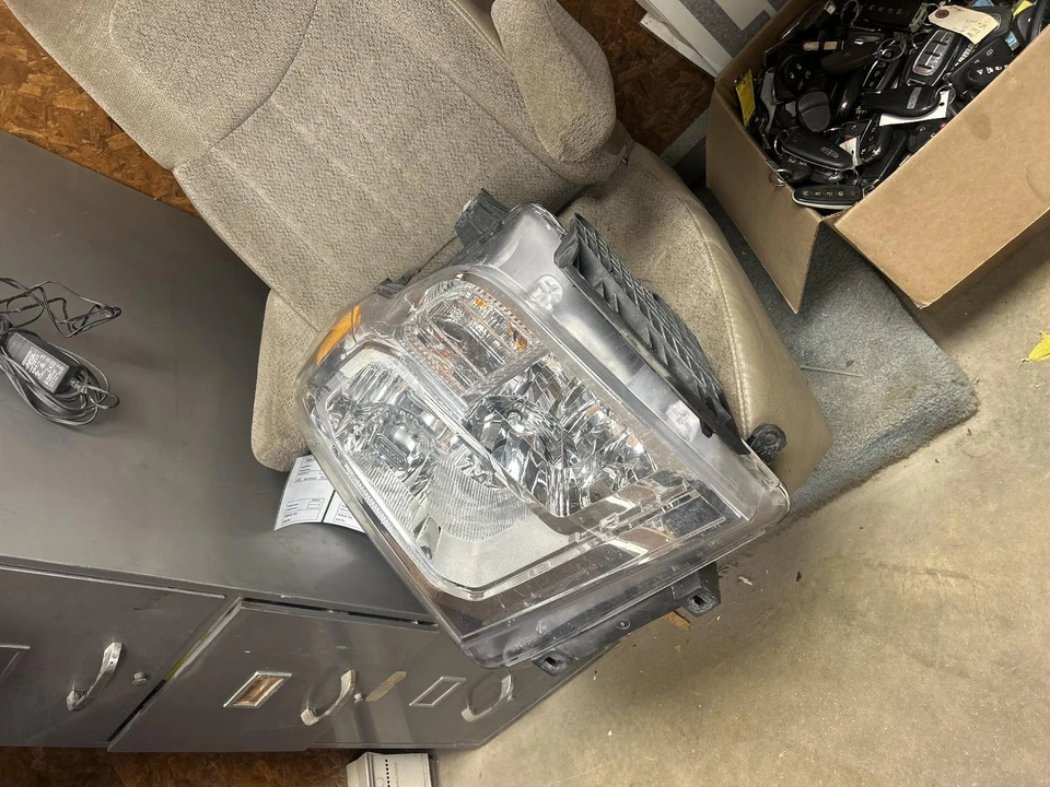 Conjunto de faros izquierdos usados se adapta a: Nissan Titan 2019 halógeno izquierdo grado B Foto 3 de 4