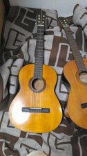 Juego de 2 guitarras vintage, una posiblemente Yamaha, cuerdas necesitan ser reemplazadas