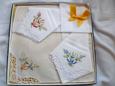 Retro Box wei&szlig; Baumwolle mit farbigen Blumen bestickt Damen Taschent&uuml;cher
