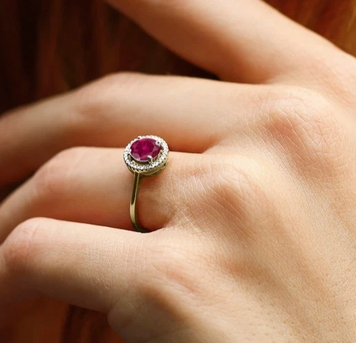 Anillo de compromiso con halo de topacio blanco y rubí creado enchapado en oro amarillo 925 Foto 4 de 4