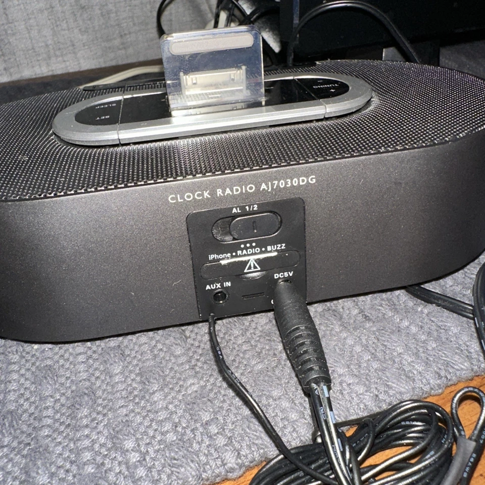 Philips AJ7030D/37 iPhone Dock / Entrada AUX / Radio AM/FM y Sistema de Reloj Despertador Foto 4 de 4