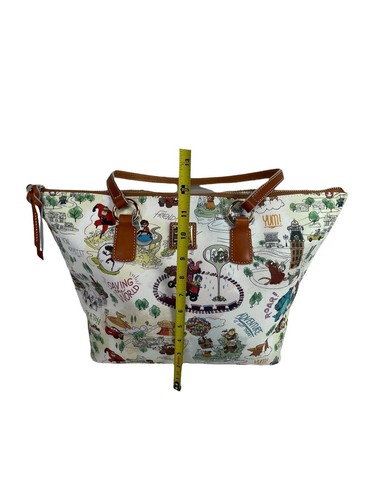 Disney Parks Dooney & Bourke PIXAR MAPS Beuteltasche Handtasche/Tasche-Cars Up Incredibles Cars - Bild 9 von 12
