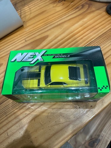 Ford Mustang Boss 302 1970 1/24 Diecast Model by Welly - Yellow 29370 - Picture 2 of 3