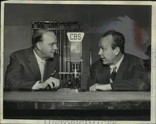 1953 Press Photo William R. Hearst, Junior and Edgar Bergen on CBS Radio.