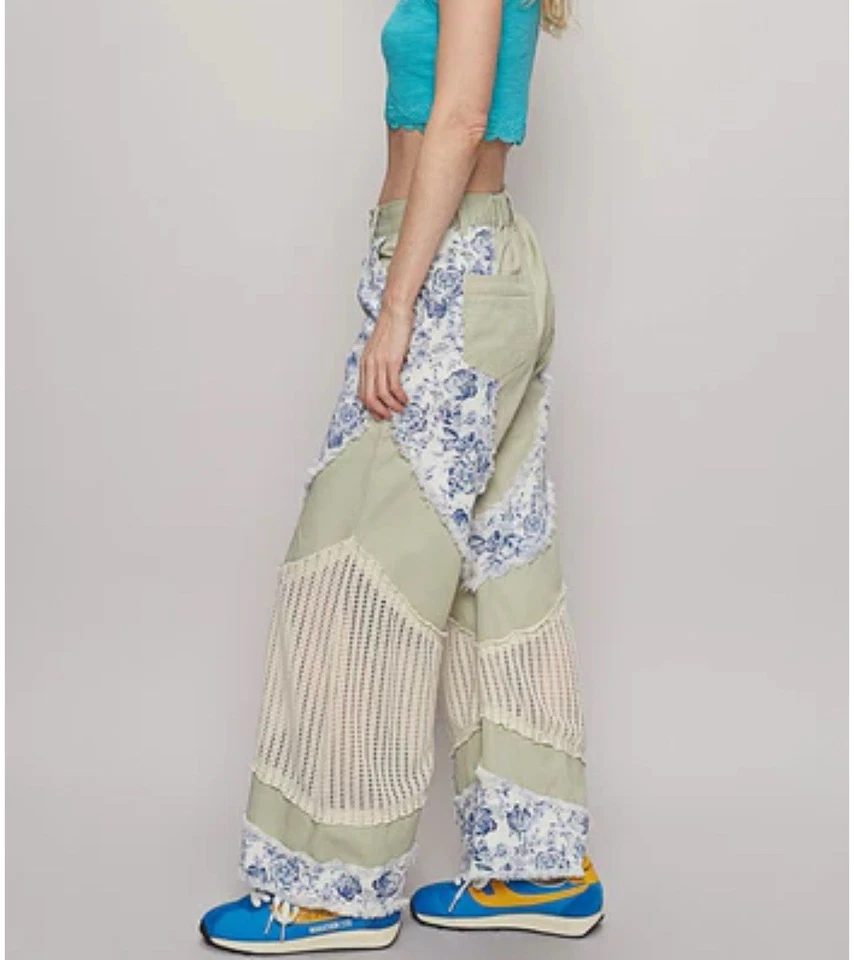 Pantalones de mezclilla POL con paneles florales y de ganchillo en contraste en pistacho Foto 3 de 3