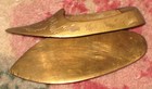 ANTIQUE PAIR OF TINY BRASS SLIPPER ASHTRAY VINTAGE SHOES INDIA ETCHED — photo 2
