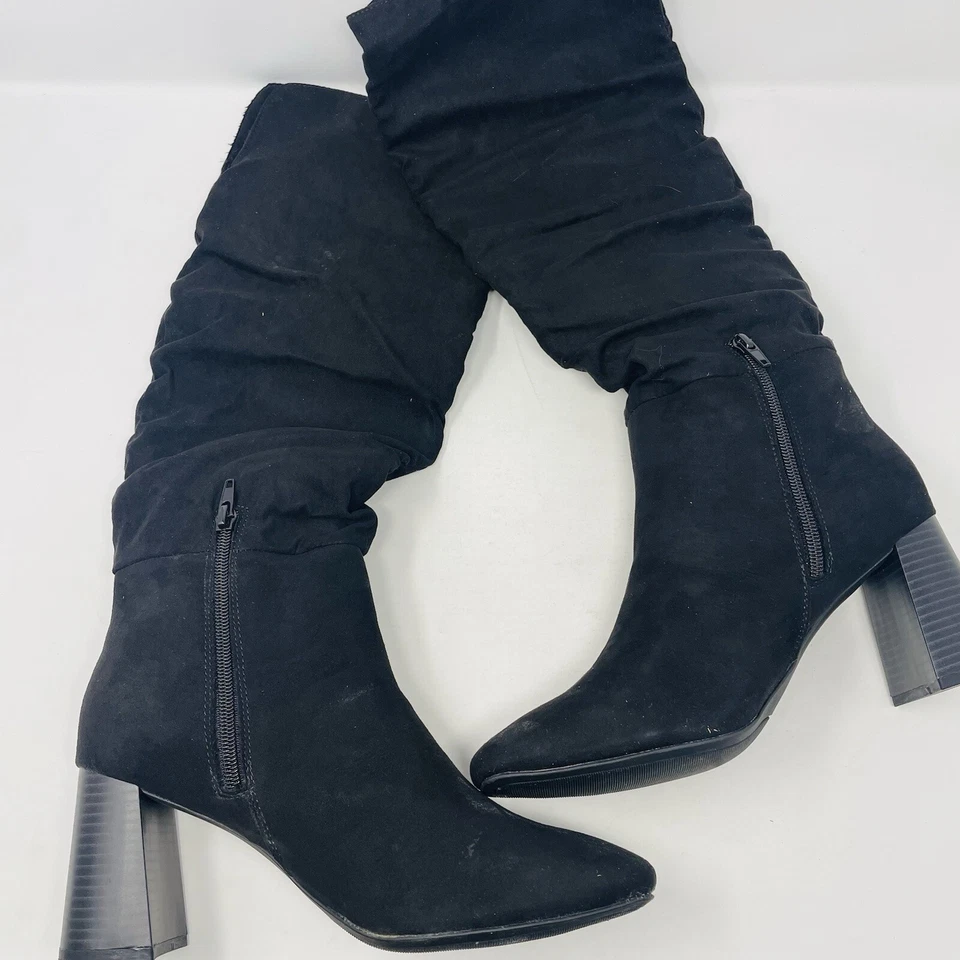 Botas de tacón holgado Sugar para mujer talla 9M de microgamuza Emerson en negro liso Foto 4 de 4