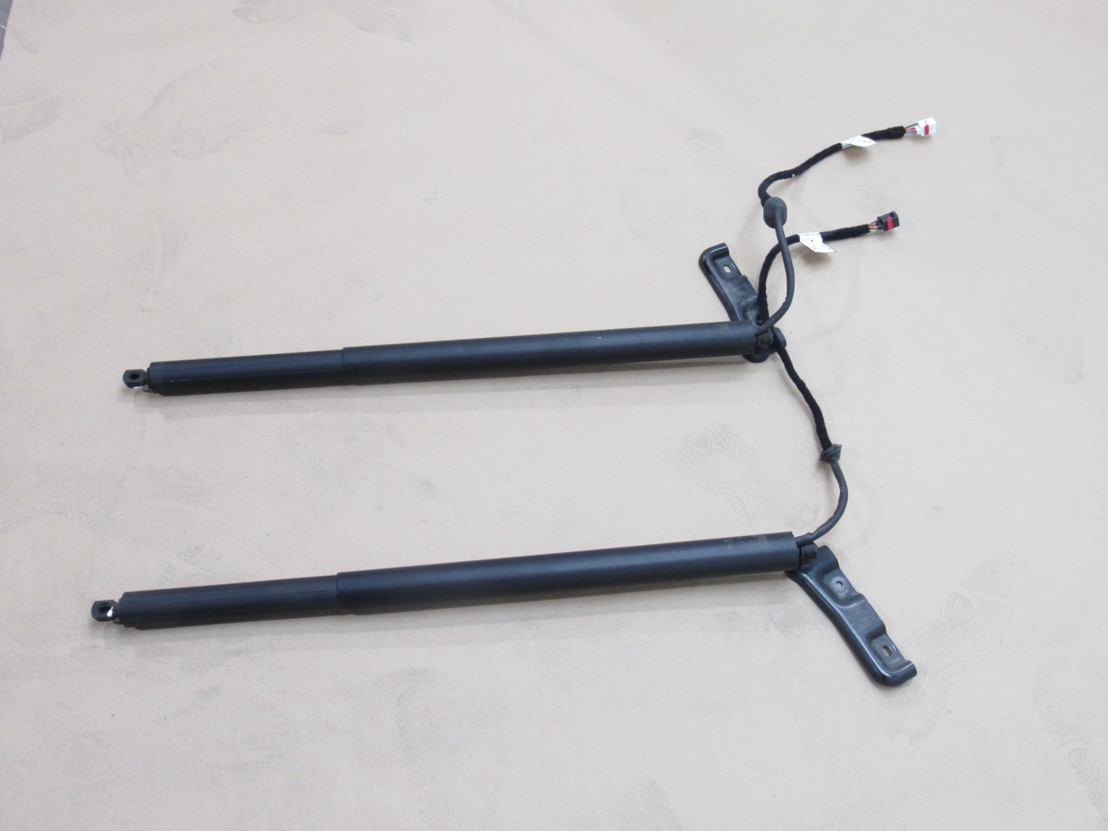Maserati Levante 2017 Rear Trunk Tailgate Liftgate Lift Strut Shock Set 16-24 *Y