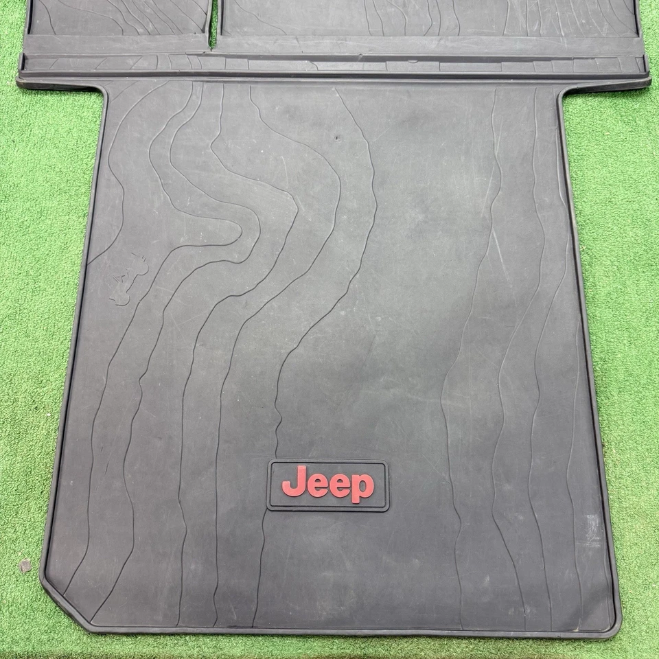 Jeep Wrangler Unlimited Rubicon 2018-2023 bandeja alfombrilla de carga moldeada 82215185AC OEM Foto 2 de 4