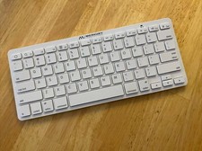 Bluetooth Keyboard for Apple iPad/iPhone/iPod And Mac. New in Open Box. white.