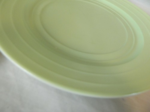 HAZEL ATLAS MODERNTONE PLATONITE PASTEL GREEN PLATES, 2 APPROX. 9" & 7" SIZE - Picture 11 of 12