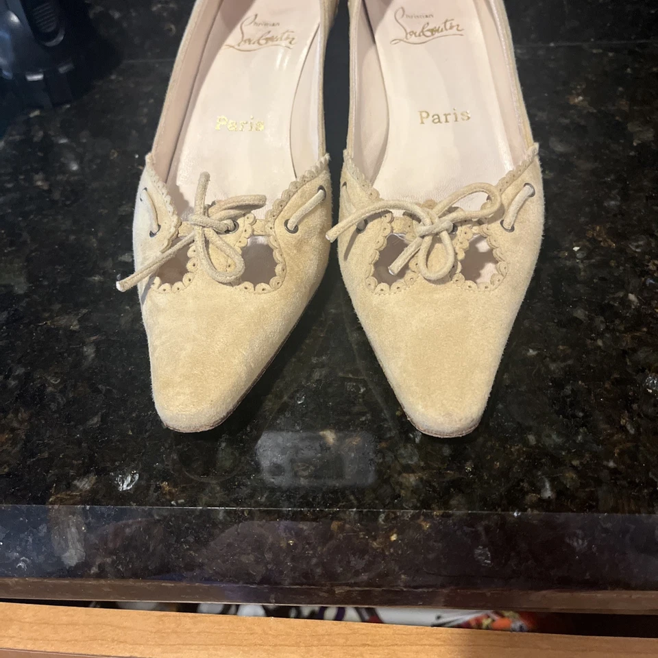 Christian Louboutin Zapatos Gatito Tacones 37 Beige Gamuza París Rojo Parte Inferior EE. UU. 6 1/2 Foto 2 de 4