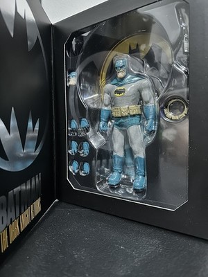 Mezco Toyz One: 12 Collective Presents: The Dark Knight - Batman