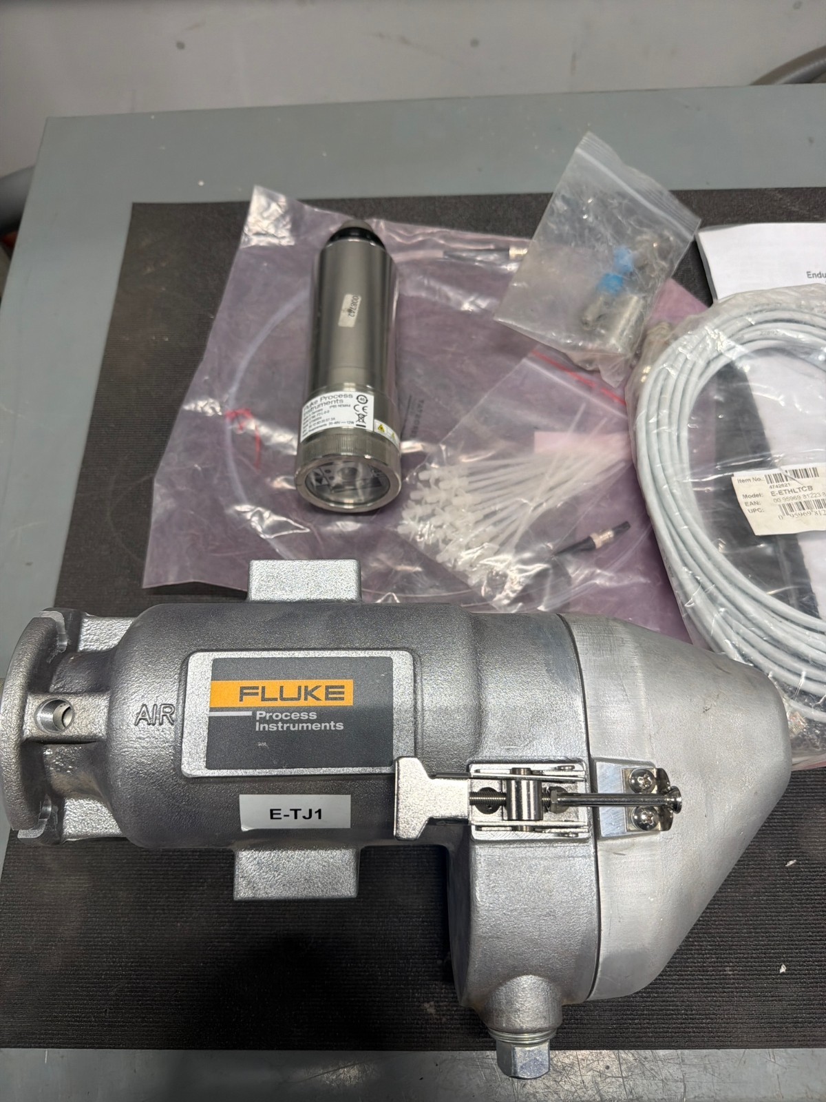 Fluke E1ML-F2-L-0-0 Endurance Pyrometer 450-1740C w/ E-TJ1 ThermoJacket Open Box