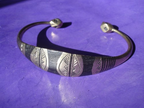 Bracciale Niger Tuareg colore oro OTTONE inciso a mano piatto davanti aperto - Foto 2 di 11