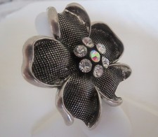 Fashion Flower Ring Stretchable Textured Petals 7 Clear Color Stone Stud.