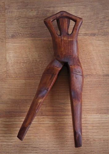 Schiaccianoci donna vintage in legno intagliato a mano anni 60 - Foto 5 di 6