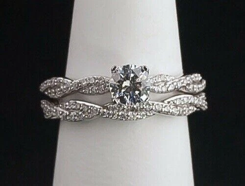 Juego de anillos nupciales de moissanita de corte redondo de 2,45 quilates de vástago retorcido de oro blanco de 14 k talla 6 Foto 3 de 3