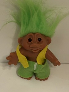 2005-DAM-Troll-Doll-5-034-Amber-Eyes-Green-Hair-and-Felt-Clothing-A1