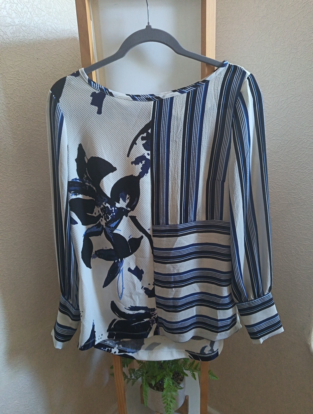 Stunning size 8 blue and white patterned Next top