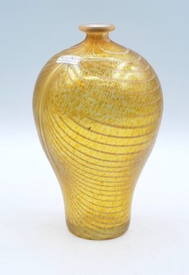 KOSTA BODA. BERTIL VALLIEN. VASE  MINOS  IN GOLD. METALLISCHE GLASUR. UNTERZEICH