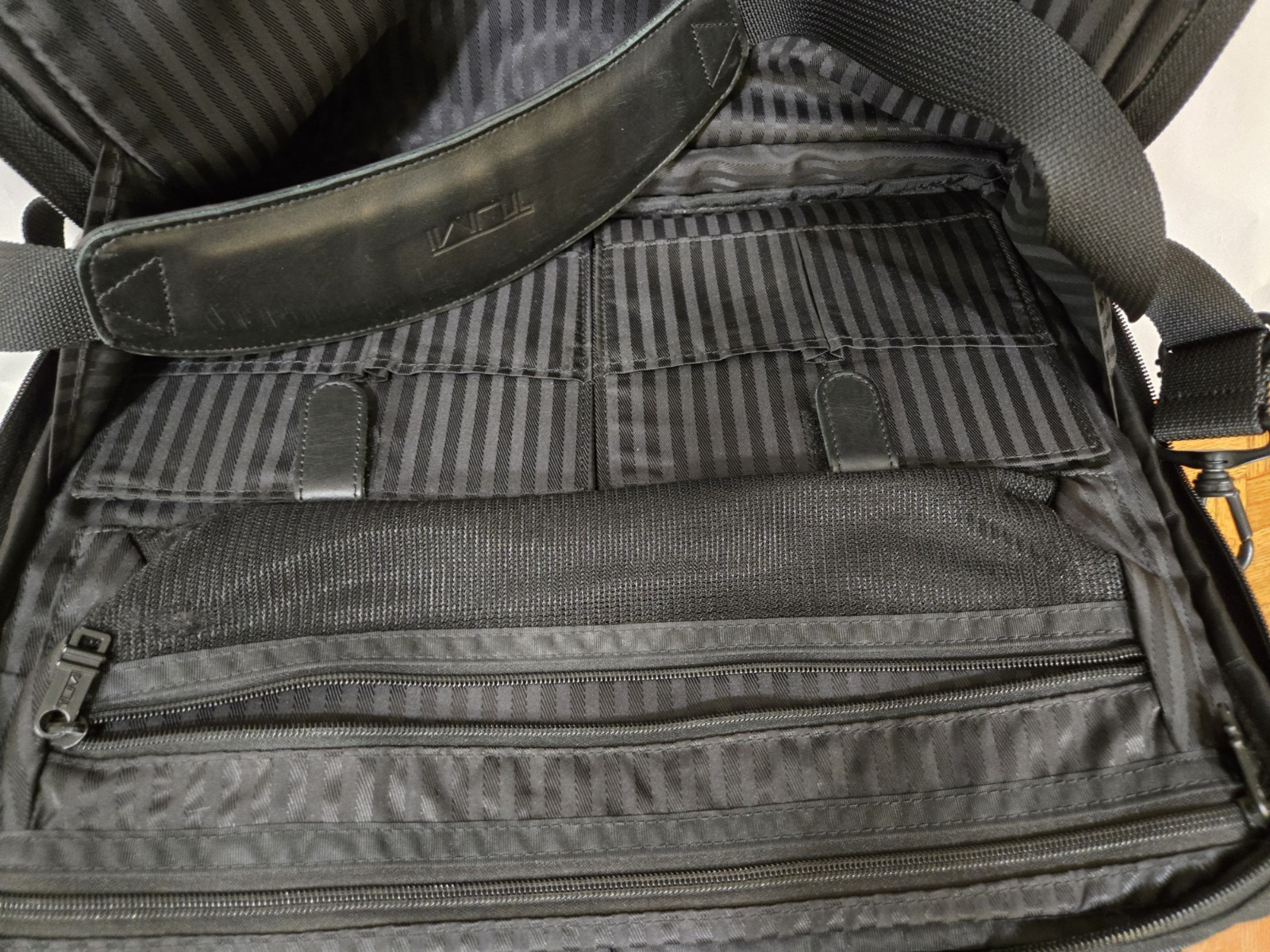 TUMI Alpha Expandable Briefcase  Organizer Laptop Bag Nylon Black 262403