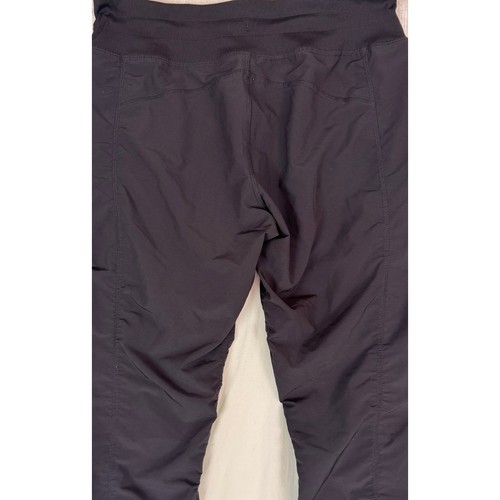Pantalón corto capri acanalado activo grande Kirkland Signature para mujer gris - Imagen 5 de 6