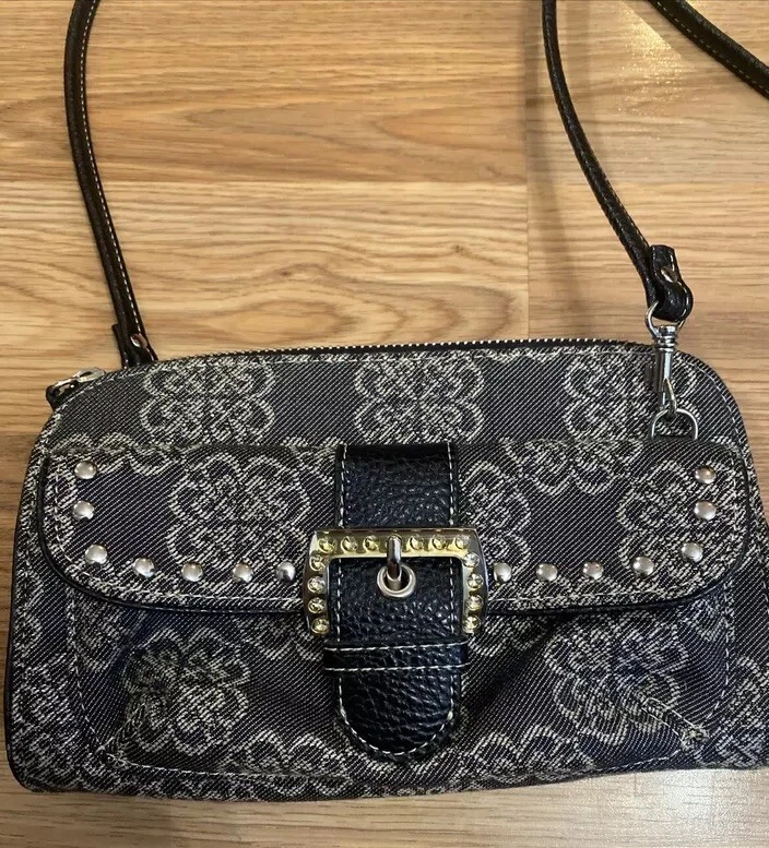 Bolso sin asas bandolera Kathy Van Zeeland negro metálico floral con tachuelas Foto 2 de 4