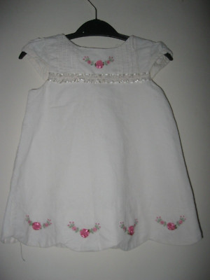 Cremefarbenes besticktes Kleid mit Nadelkordel ohne Marke. Alter 12 Monate.
