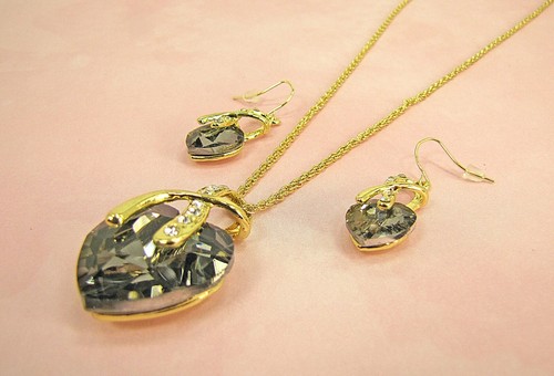 Crystal Heart Pendant & Earring Set in Elegant Gray color and Clear Crystals NEW - Picture 8 of 8