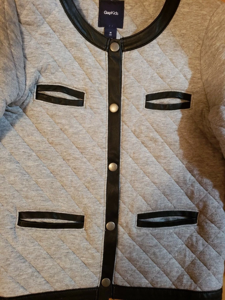 Cardigã acolchoado infantil GAP feminino em excelente estado usado com acabamento em couro tamanho 8 - Imagem 4 de 4
