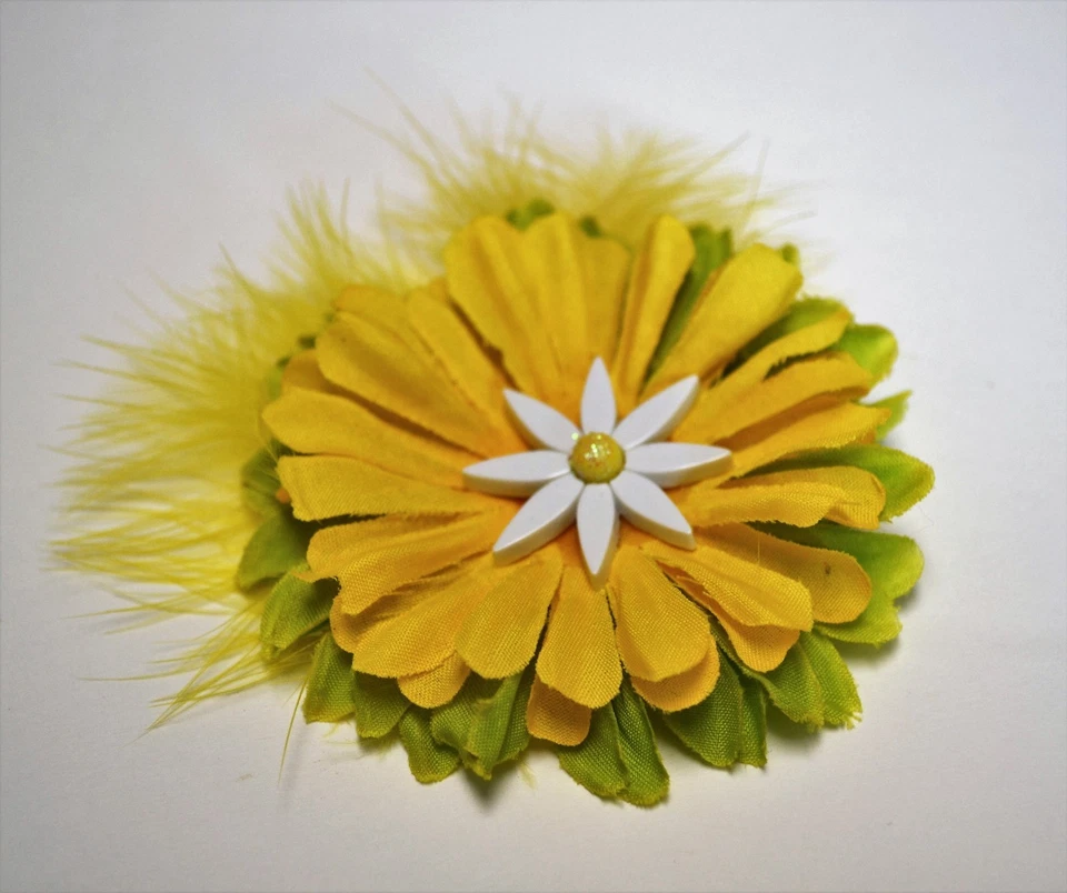 Mini-Fascinator Flor Clip de Pelo Margarita Amarilla 3" con Plumas ÚNICO EN SU CLASE Hecho a Mano Foto 3 de 4
