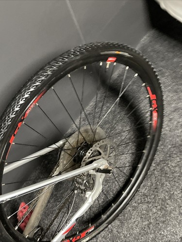 Giant Roam Hybrid Bike GX 28 Silver & Red / Frame: 19" / Speed: / Wheels: 28" - Picture 24 of 24