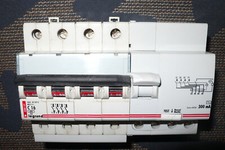 DISJONCTEUR DIFFERENTIEL TETRAPOLAIRE 16A 300mA TYPE AC LEGRAND 16AMPERE PC.10KA