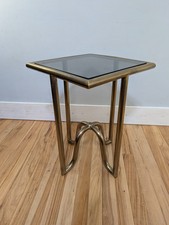 Mesa de acento lateral con bandeja de gravamen para muebles de panadero de la colección Laura Kirar