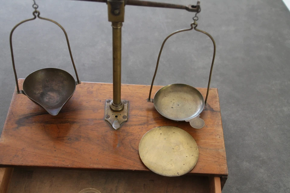ANCIENNE PETITE BALANCE TRÉBUCHET 19 ème EN BOIS ET LAITON - BOITE D’ORIGINE - Photo 2/4