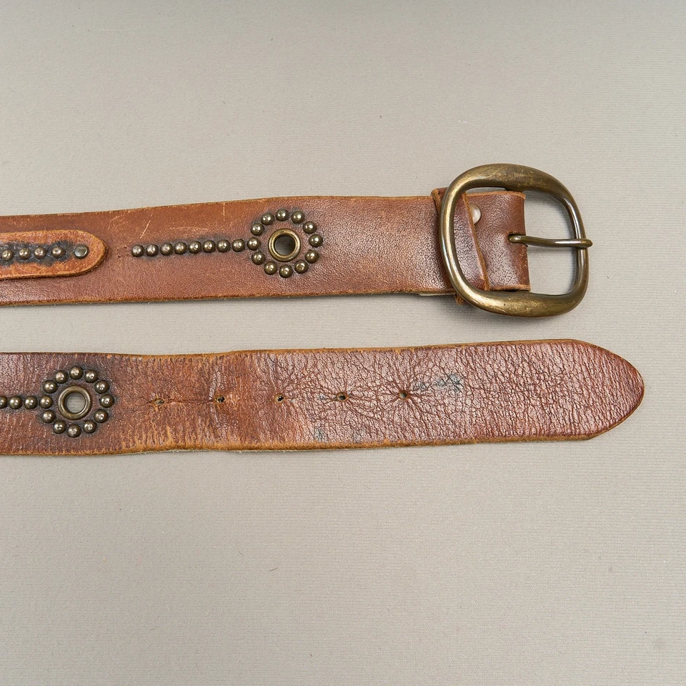 Кожаный байкерский ремень Hollister 1,6 дюйма коричневый с заклепками с увеличенной пряжкой - Изображение 2 из 4