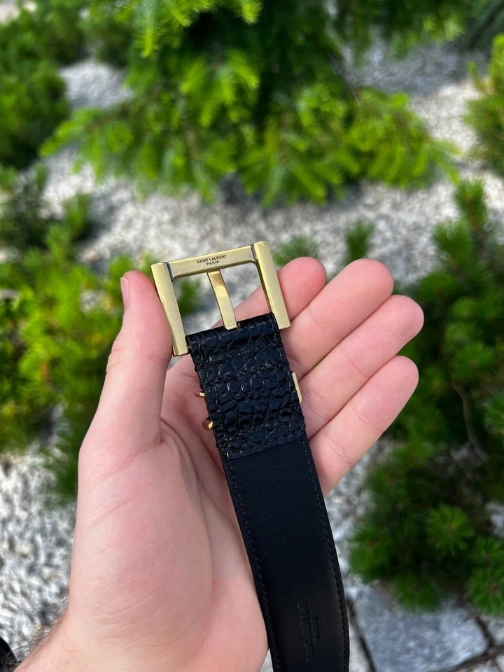 Cinturón de mujer Yves Saint Laurent de cuero negro patrón de cocodrilo hebilla dorada 90 cm Foto 2 de 4