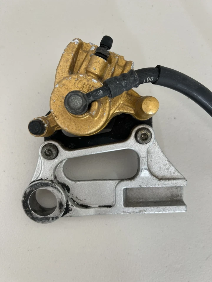 2003 2004 04 Kawasaki Ninja ZX6R ZX636 OEM línea de soporte de pinza de freno trasero Foto 2 de 4