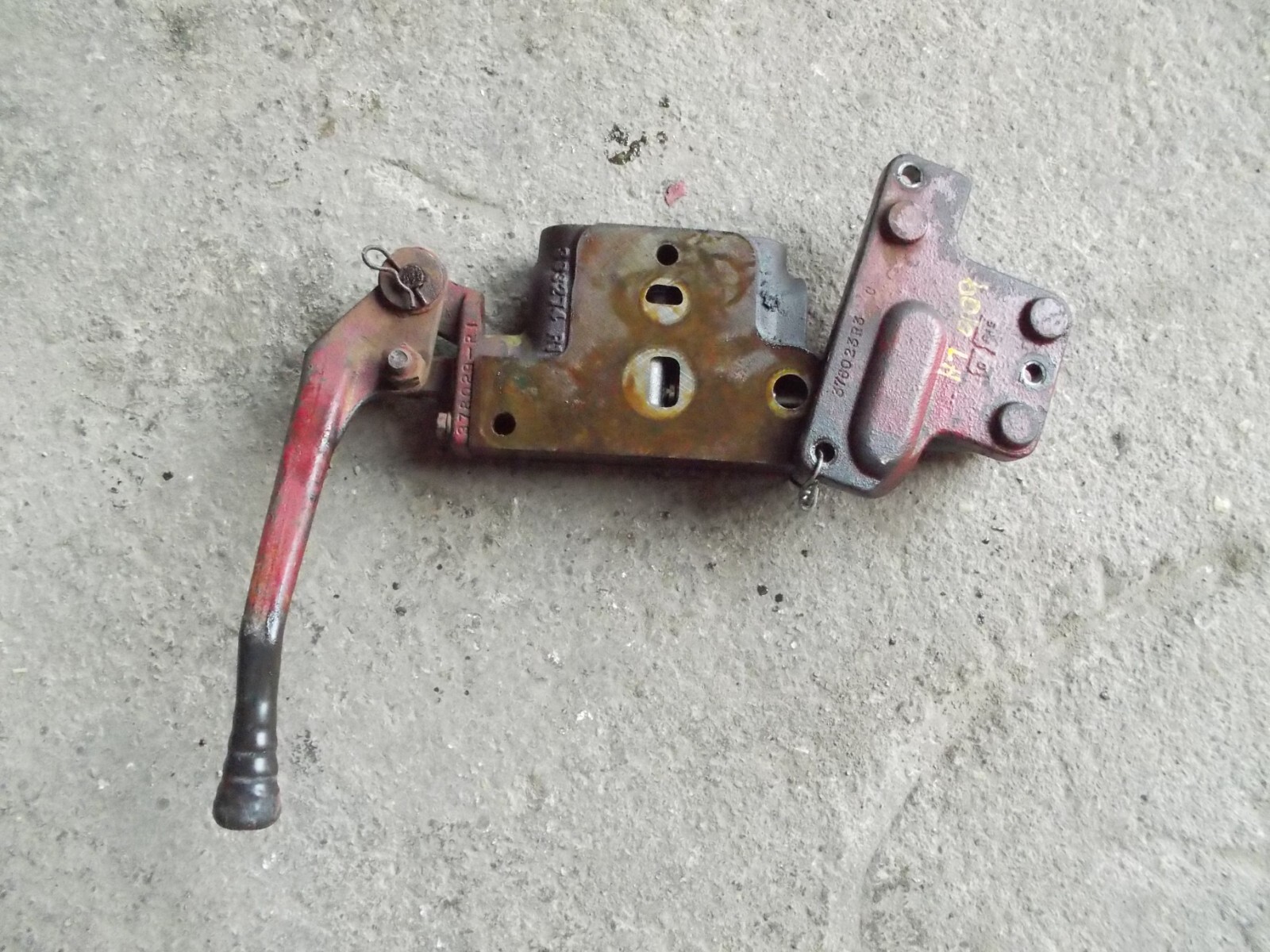 International Farmall 606 IH tractor hydraulic oil control valve