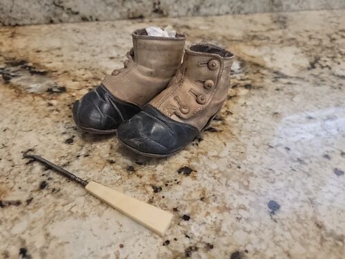 Scarpe edoardiane antiche in pelle per bambini nere marrone chiaro e bachelite gancio con bottoni - Foto 1 di 11