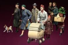 1/35 Scale WWII Civilians Figure Set - Detailed Historical Diorama Models Women